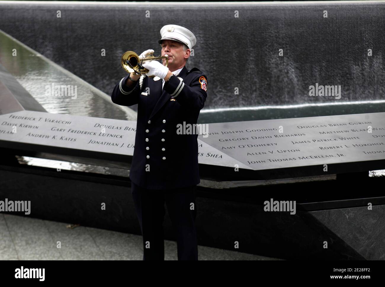 Un pompier joue des robinets au National September 11 Memorial au World Trade Center de New York, le dimanche 11 septembre 2011. (AP photo/Seth Wenig, piscine) photo pool/ABACAPRESS.COM Banque D'Images Un pompier joue des robinets au National September 11 Memorial au World Trade Center de New York, le dimanche 11 septembre 2011. (AP photo/Seth Wenig, piscine) photo pool/ABACAPRESS.COM Banque D'Images