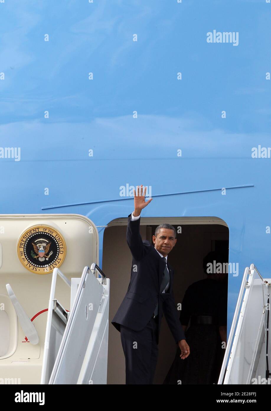 Le président américain Barack Obama et sa femme Michelle Obama débarquent de l'hélicoptère Marine One et embarquent à bord de l'Air Force One à l'aéroport JFK pour se rendre à Washington D.C. après avoir passé deux heures à Ground Zero pour célébrer le 10e anniversaire des attaques du 11 septembre, À New York, NY, États-Unis, le 11 septembre 2011. Photo de Charles Guerin/ABACAPRESS.COM Banque D'Images