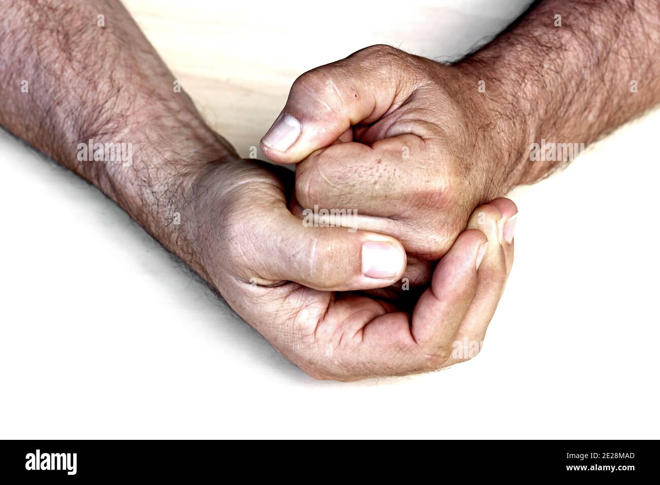 Un homme clenche sa main à son poing. Rage, colère, violence, agression Banque D'Images
