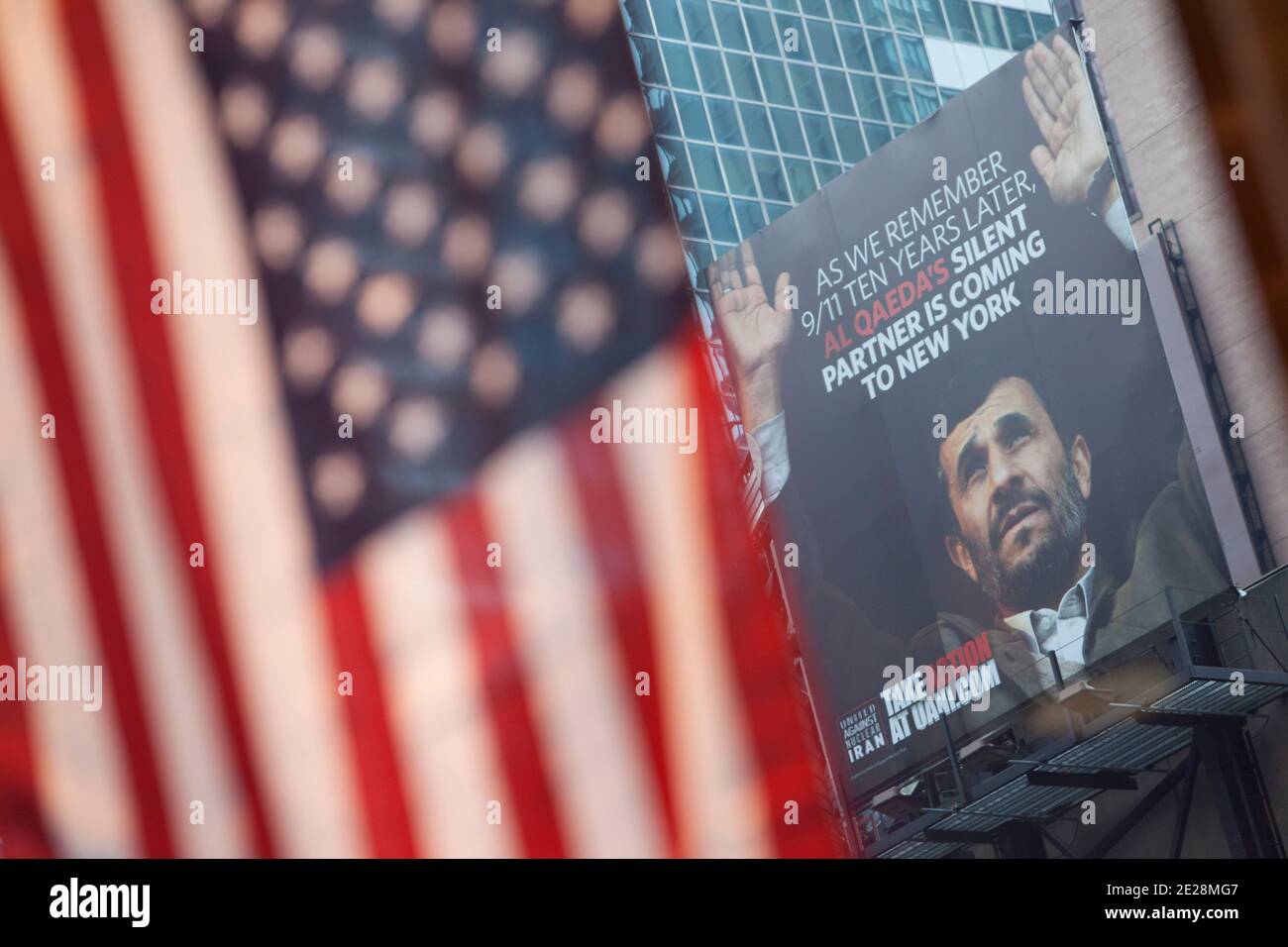 Le groupe United Against Nuclear Iran (UANI) a affiché un panneau d'affichage dans le quartier de Times Square pour protester contre le président de l'université de Columbia, Lee Bollinger, qui s'est arrangé pour assister à un dîner privé pour le président iranien Mahmoud Ahmadinejad avec des étudiants de Columbia. Le panneau d'affichage se trouve à l'angle de la 7e Avenue et de la 49e Steet à New York City, NY, USA, le 15 septembre 2011. Photo par Andrew Kelly/ABACAPRESS.COM Banque D'Images