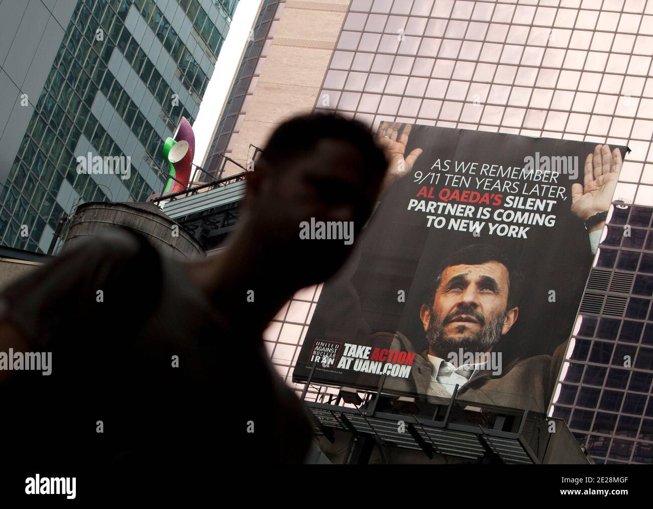 Le groupe United Against Nuclear Iran (UANI) a affiché un panneau d'affichage dans le quartier de Times Square pour protester contre le président de l'université de Columbia, Lee Bollinger, qui s'est arrangé pour assister à un dîner privé pour le président iranien Mahmoud Ahmadinejad avec des étudiants de Columbia. Le panneau d'affichage se trouve à l'angle de la 7e Avenue et de la 49e Steet à New York City, NY, USA, le 15 septembre 2011. Photo par Andrew Kelly/ABACAPRESS.COM Banque D'Images