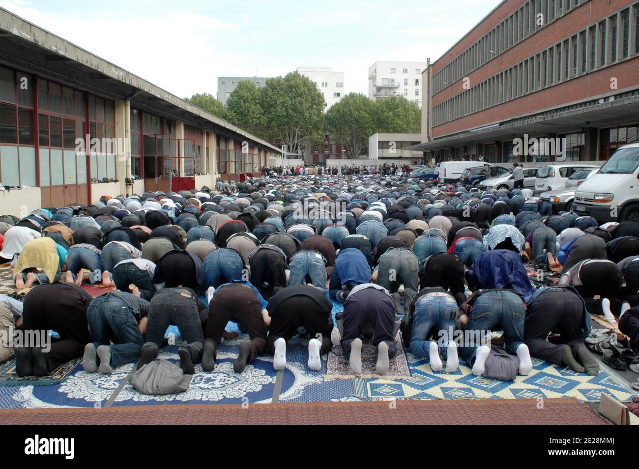 Les musulmans prient à l'extérieur d'une ancienne caserne transformée en  mosquée, à Paris, en France, le 16 septembre 2011. Une interdiction de  prier dans les rues françaises est entrée en vigueur aujourd'hui,