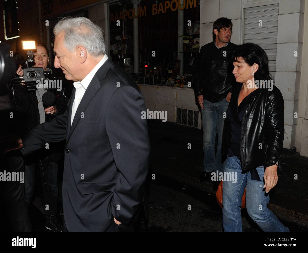 Dominique Strauss-Kahn et sa femme Anne Sinclair quittent un immeuble après avoir déjeuné avec des amis à Paris, en France, le 18 septembre 2011. Photo par ABACAPRESS.COM Banque D'Images