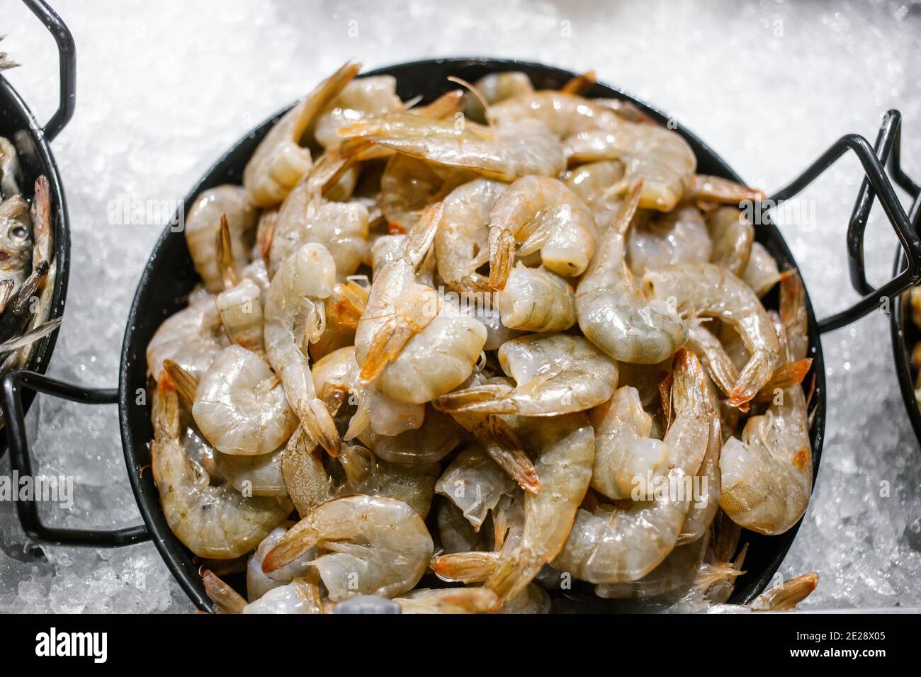 Gros plan de crevettes fraîches traitées dans une assiette. Crevettes fraîches préparées Épluchez la coquille, préparez les matières premières prêtes à cuire. Banque D'Images