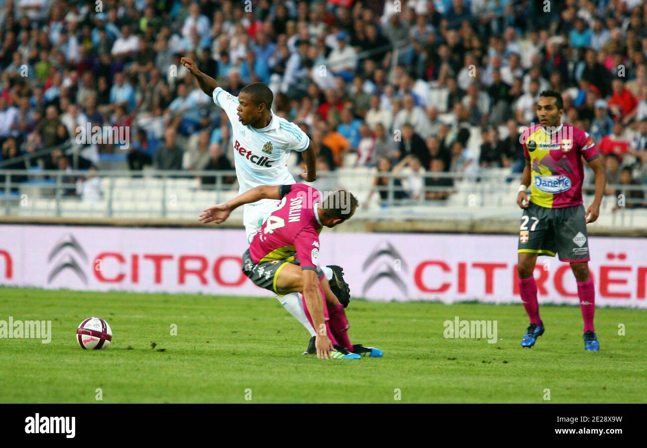 Loic Remy de l'Olympique de Marseille vit pour le bal avec Olivier Sorlin d' Evian lors du match de football de la première Ligue française, Olympique  de Marseille contre Evian TG au stade