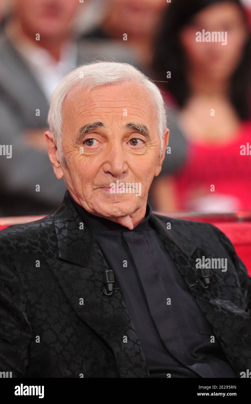 Charles Aznavour à l'enregistrement de vivre Dimanche le 31 août 2011 à Paris, France. Photo de Max Colin/ABACAPRESS.COM Banque D'Images