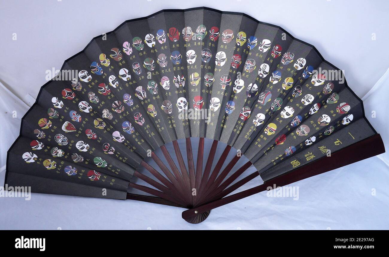 Ventilateur traditionnel avec dessins de masques d'opéra chinois Banque D'Images