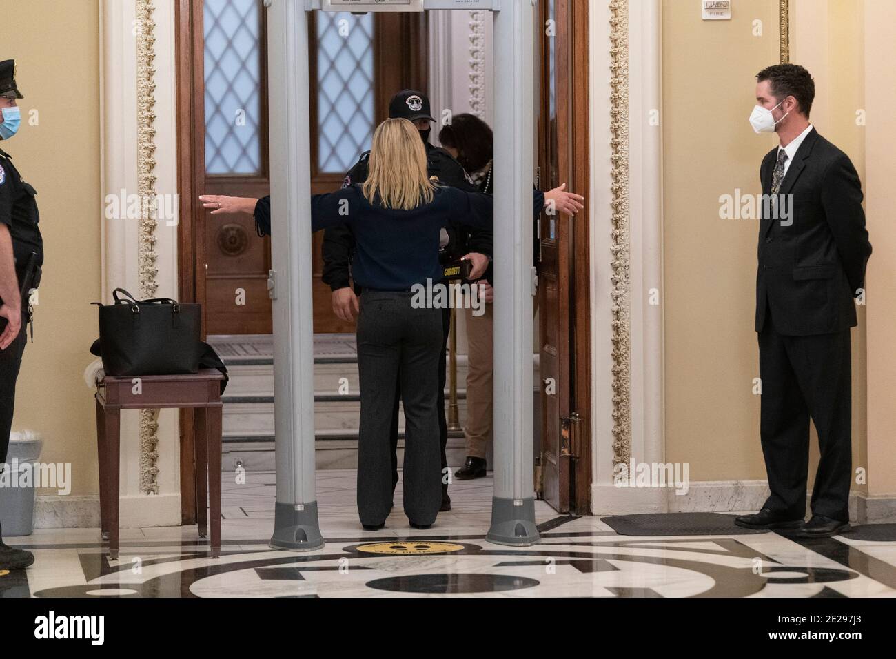 12 janvier 2021- la représentante de Washington DC, Marjorie Taylor Greene(R-GA), passe à travers un détecteur de métaux nouvellement installé à l'extérieur de la Chambre de Chambre. Crédit photo: Chris Kleponis/Sipa USA Banque D'Images