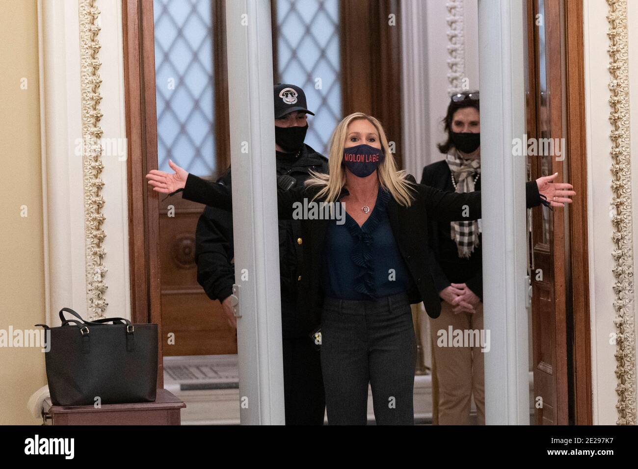 12 janvier 2021- la représentante de Washington DC, Marjorie Taylor Greene(R-GA), hurle devant les journalistes lorsqu'elle passe à travers un détecteur de métal nouvellement installé à l'extérieur de la Chambre. Crédit photo: Chris Kleponis/Sipa USA Banque D'Images