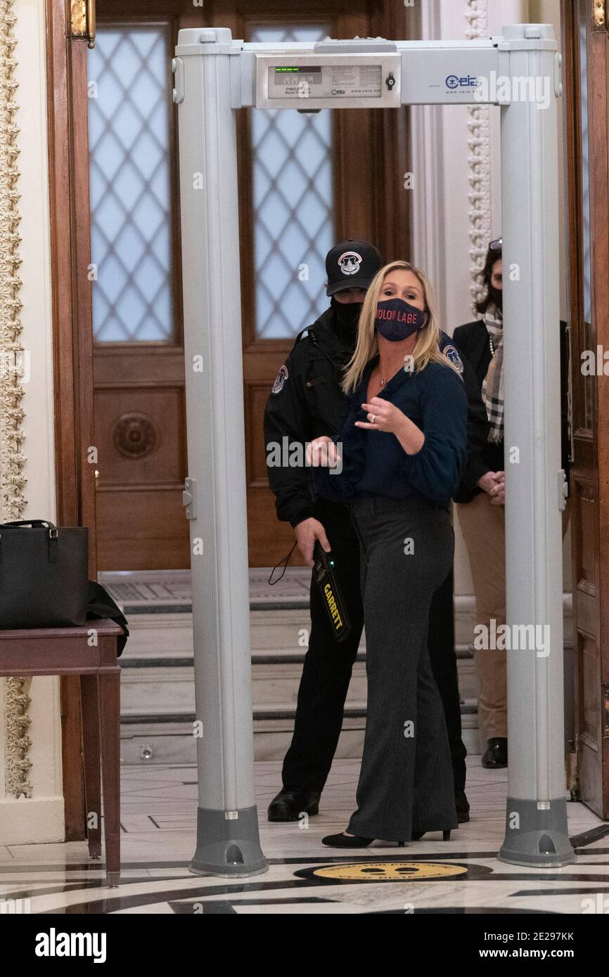 12 janvier 2021- la représentante de Washington DC, Marjorie Taylor Greene(R-GA), hurle devant les journalistes lorsqu'elle passe à travers un détecteur de métal nouvellement installé à l'extérieur de la Chambre. Crédit photo: Chris Kleponis/Sipa USA Banque D'Images
