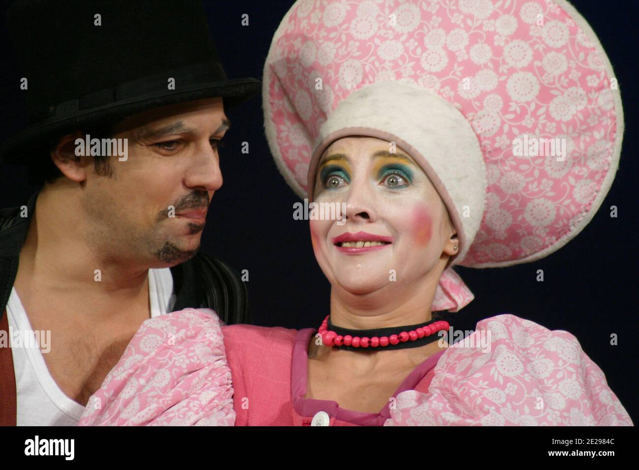 Les acteurs roumains Stefan Banica Jr. Et Delia Seceleanu se sont performances dans "l'inspecteur général" par Gogol Banque D'Images