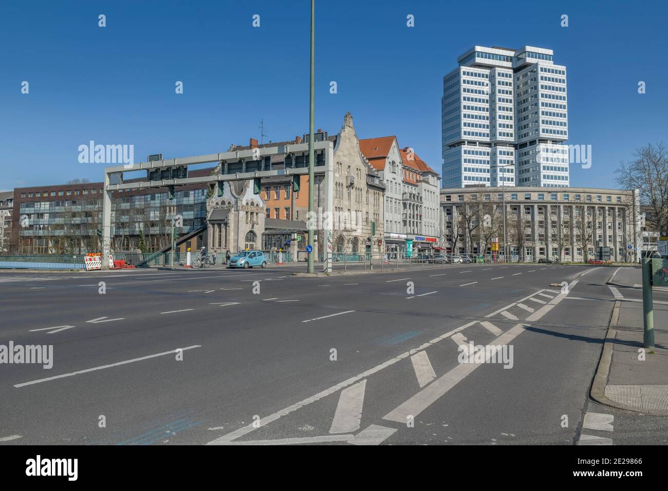 Berlin in Zeiten der Corona-Krise, 25.03.2020. Hier: Kein Autoverkehr auf dem Hohenzollerndamm, Wilmersdorf, Berlin, Allemagne Banque D'Images