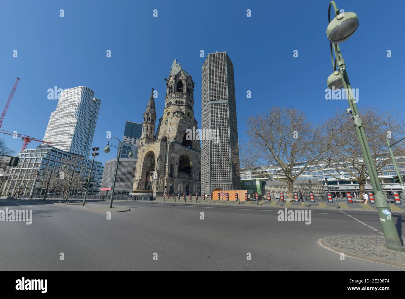 Berlin in Zeiten der Corona-Krise, 25.03.2020. Hier: Kein Verkehr, keine Menschen an der Gedächtniskirche, Kurfürstendamm, Breitscheidplatz, Charlotte Banque D'Images