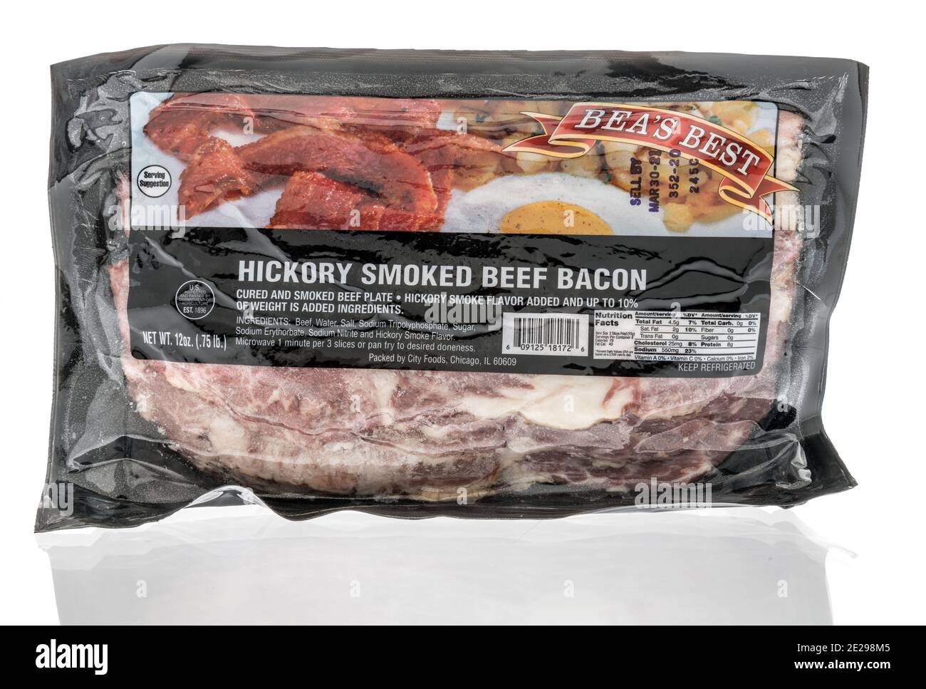 Winneconne, WI -9 janvier 2021 : un forfait de bacon de bœuf fumé au noyer sur un fond isolé. Banque D'Images