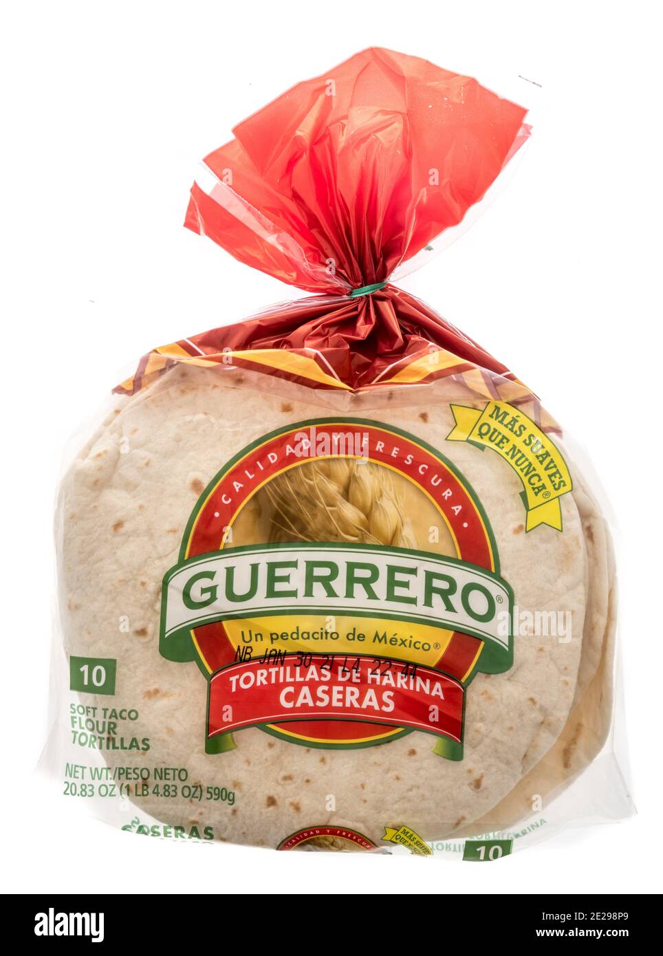 Winneconne, WI -9 janvier 2021: Un paquet de Guerrero soft tortilla shell sur un fond isolé. Banque D'Images