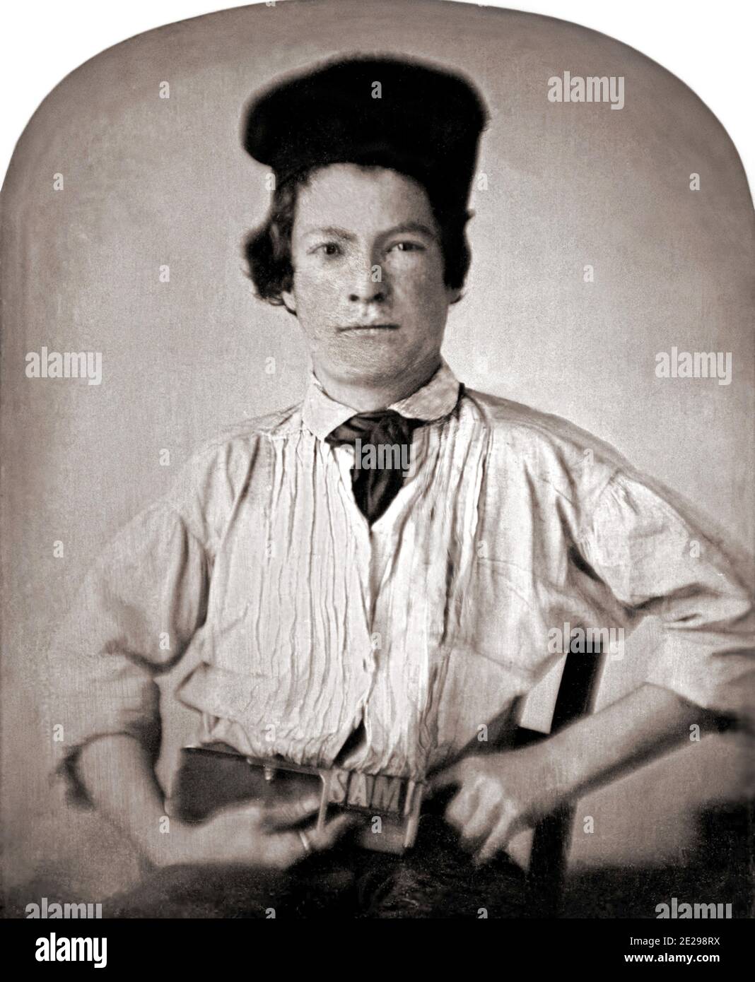 Portrait de Samuel Clemens comme un jeune tenant un bâton de composition d'imprimante avec des lettres SAM, âge 15. 1850 Banque D'Images