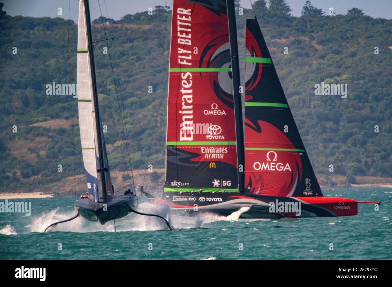 Auckland, Nouvelle-Zélande, le 12 janvier 2021 - New York Yacht Club American Magic, brochés par Terry Hutchinson, devançant Emirates Team New Zealand, brochés par Peter Burling, lors d'une course d'entraînement sur le port de Waitemata avant le concours de la coupe Prada à partir du 15 janvier 2021 crédit : Rob Taggart/Alamy Live Banque D'Images