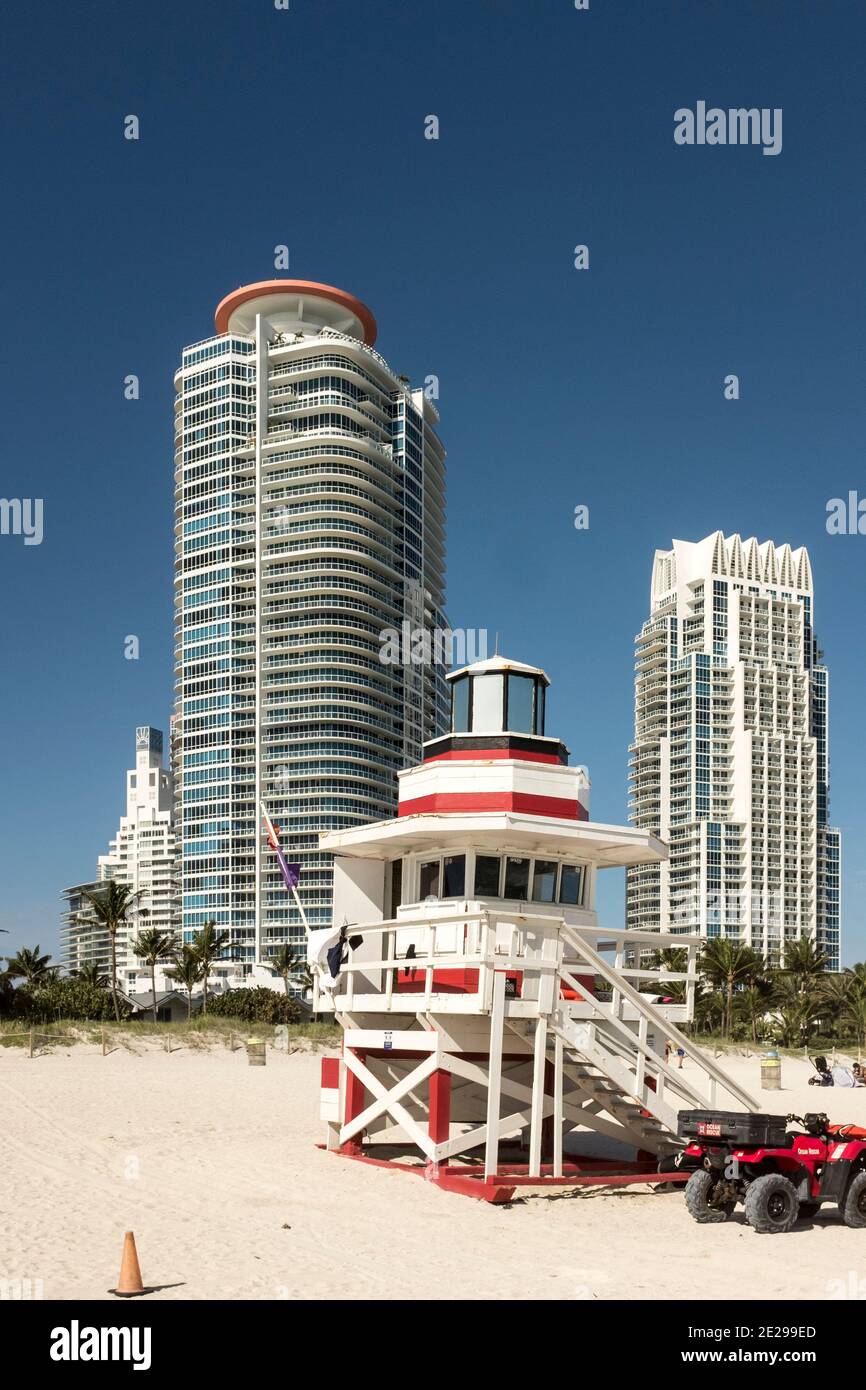 Les condos en bord de plage se trouvent au-dessus d'une tour rouge et blanche de secouriste, sur South Beach, Miami Beach, Floride Banque D'Images