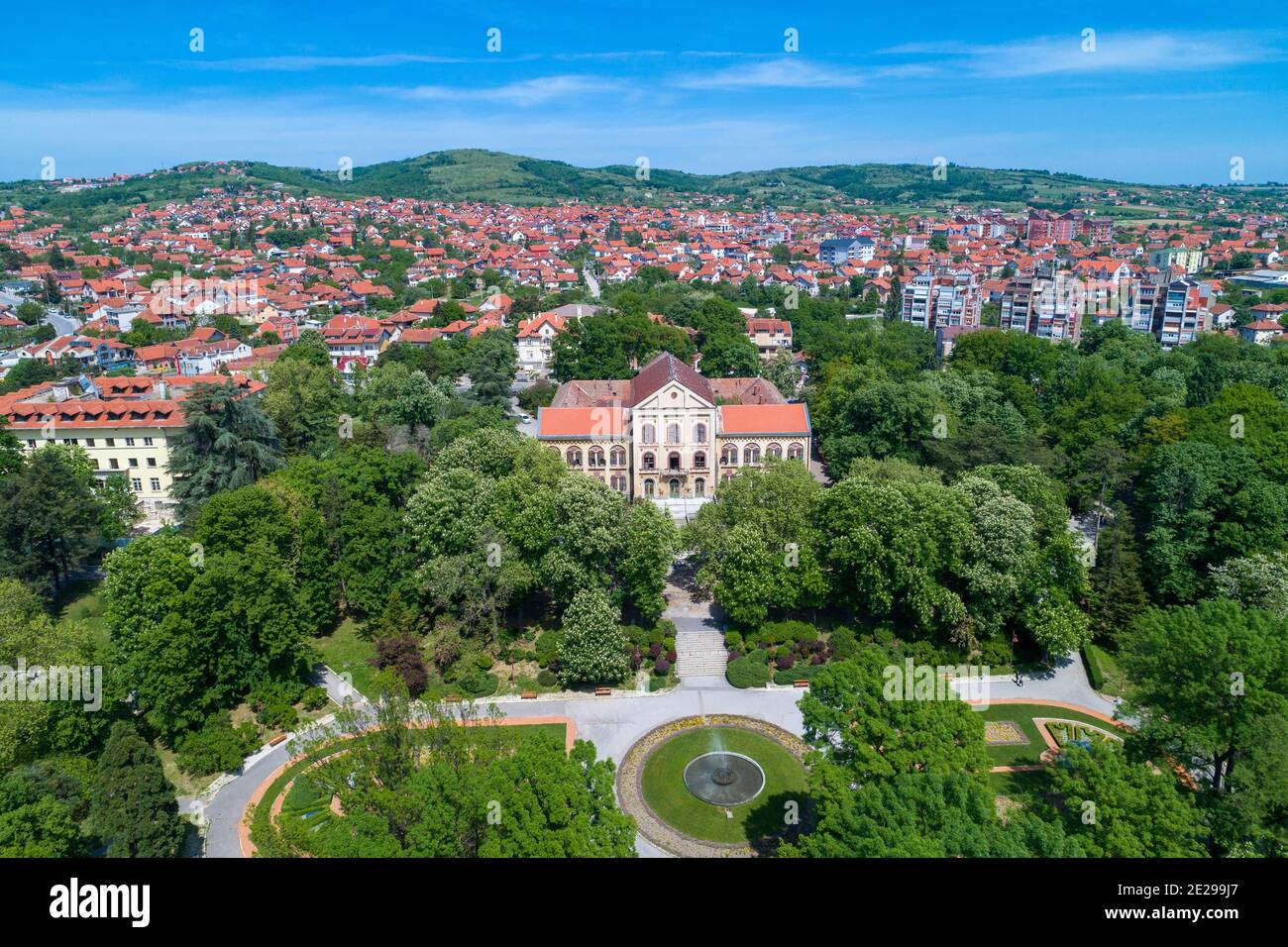 Vue aérienne sur Arandjelovac, le parc et le château de Sumadija, Serbie centrale Banque D'Images