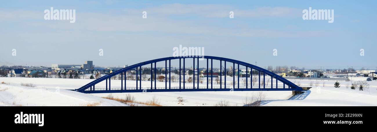 Un pont bleu dans les paysages enneigés de Hokkaido, Japon. Banque D'Images