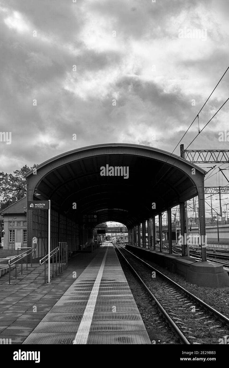 POZNAN, POLOGNE - 12 octobre 2017 : arrêt de la gare centrale ouest dans le centre-ville Banque D'Images