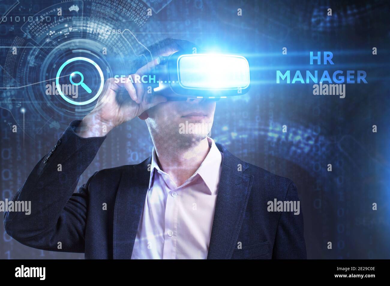 Concept commercial, technologique, Internet et réseau. Un jeune homme d'affaires travaillant dans des lunettes de réalité virtuelle voit l'inscription : HR Manager Banque D'Images