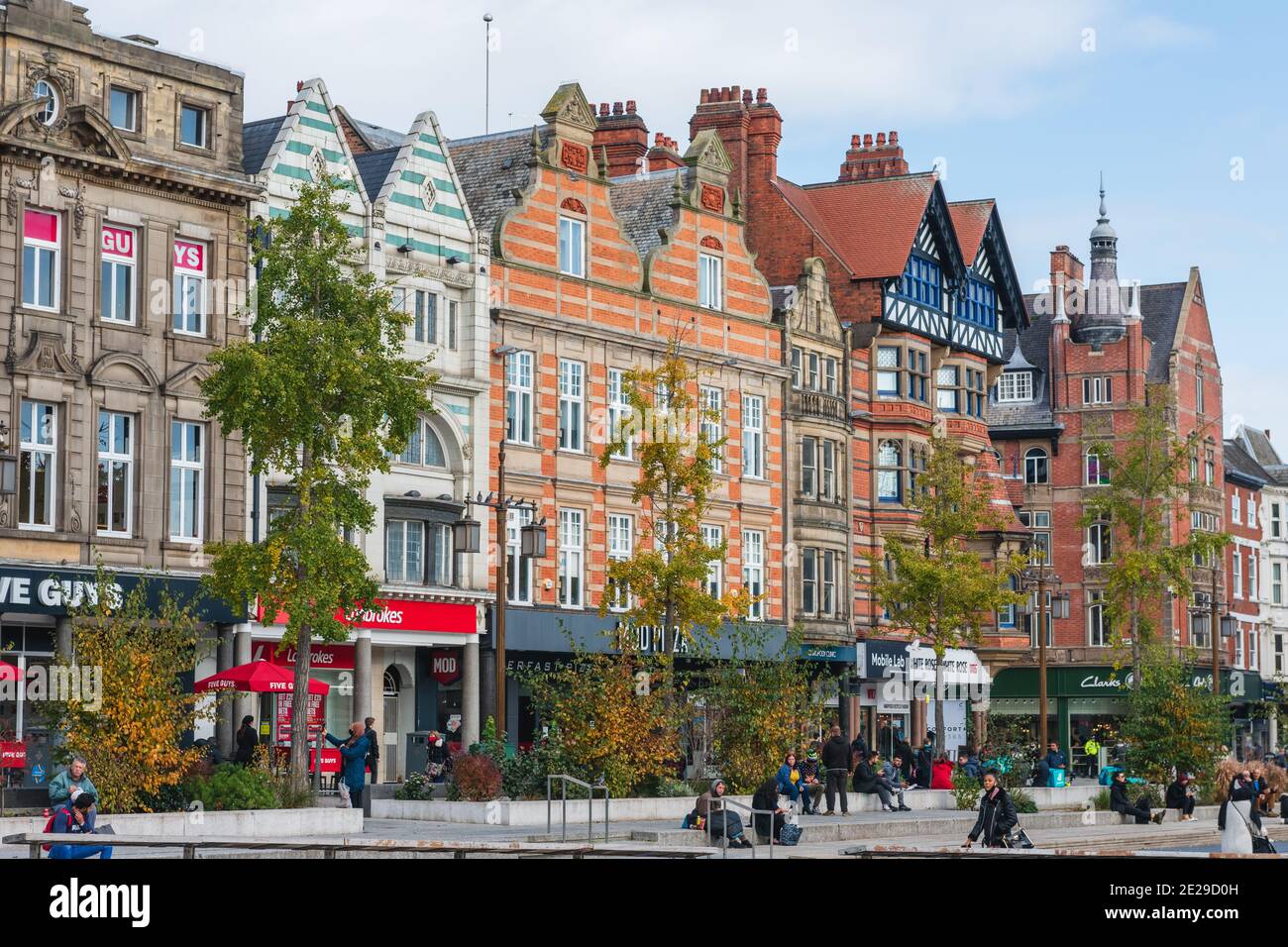 L'imposante Nottingham Council House se situe au-dessus du centre-ville de Nottingham, en toile de fond de la place du Vieux marché de Nottingham. Banque D'Images
