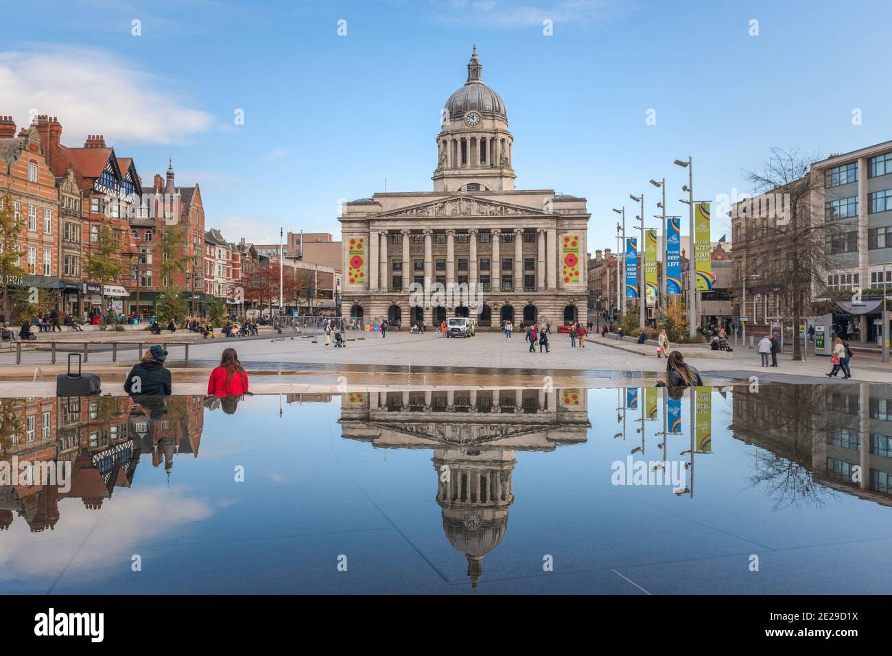 L'imposante Nottingham Council House se situe au-dessus du centre-ville de Nottingham, en toile de fond de la place du Vieux marché de Nottingham. Banque D'Images