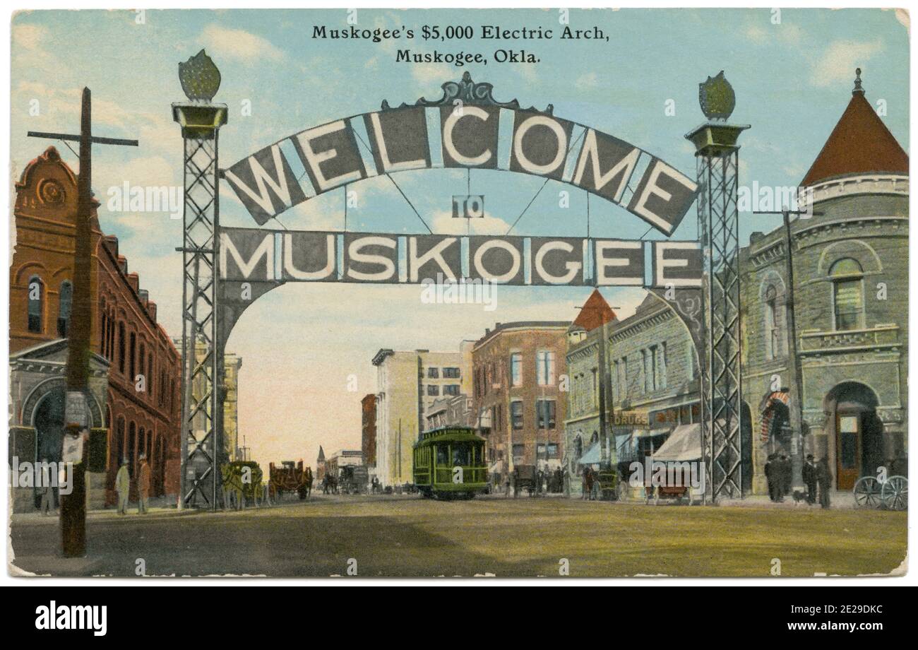 Carte postale d'époque avec Muskogee, arc électrique « Welcome to Muskogee » de l'Oklahoma, qui a été érigé et allumé pour la première fois le 10 octobre 1910. (ÉTATS-UNIS) Banque D'Images