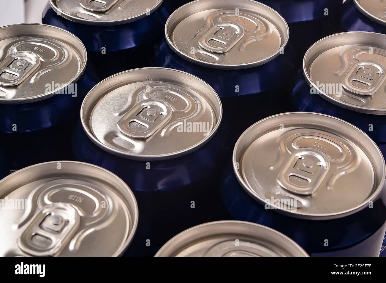 plusieurs canettes d'aluminium pour la bière ou l'eau gazeuse se tiennent ensuite l'un à l'autre Banque D'Images