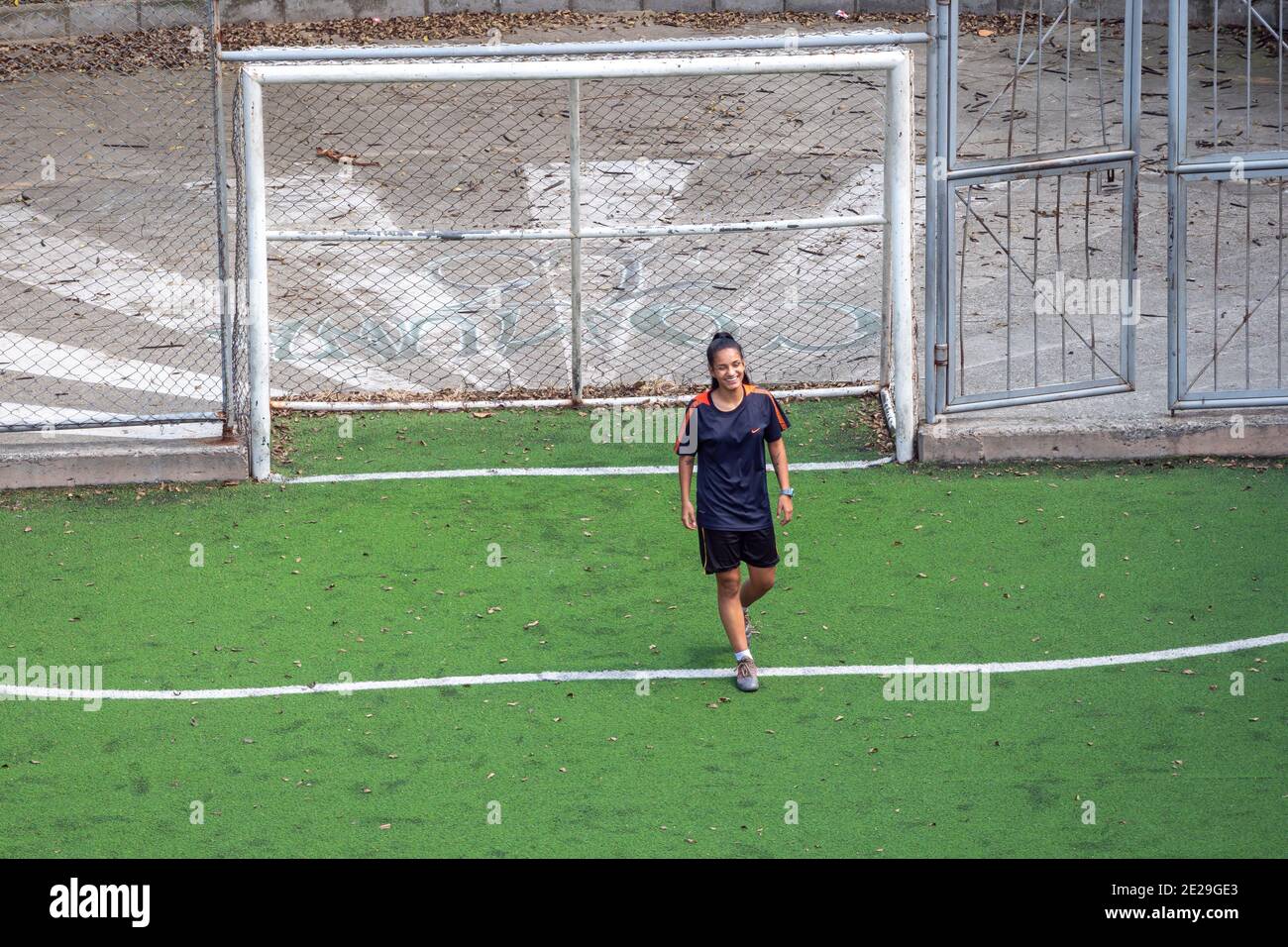 MEDELLIN, COLOMBIE - 23 décembre 2020: Medellin, Antioquia, Colombie - 23 2020 décembre: Une jeune femme hispanique dans les pratiques de vêtements de sport noirs et joue ainsi Banque D'Images