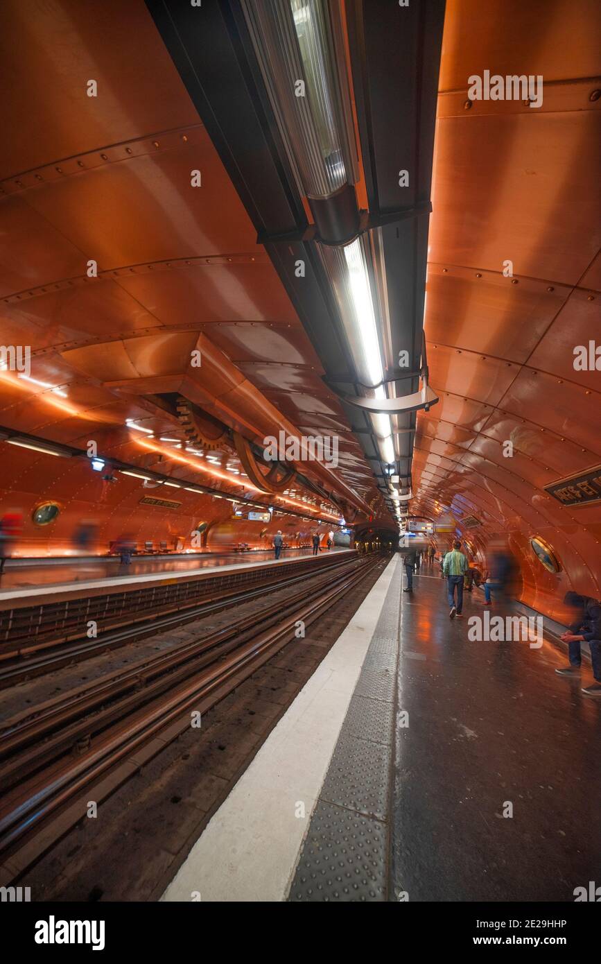 Personnes à la gare dans le métro de Paris. France Banque D'Images