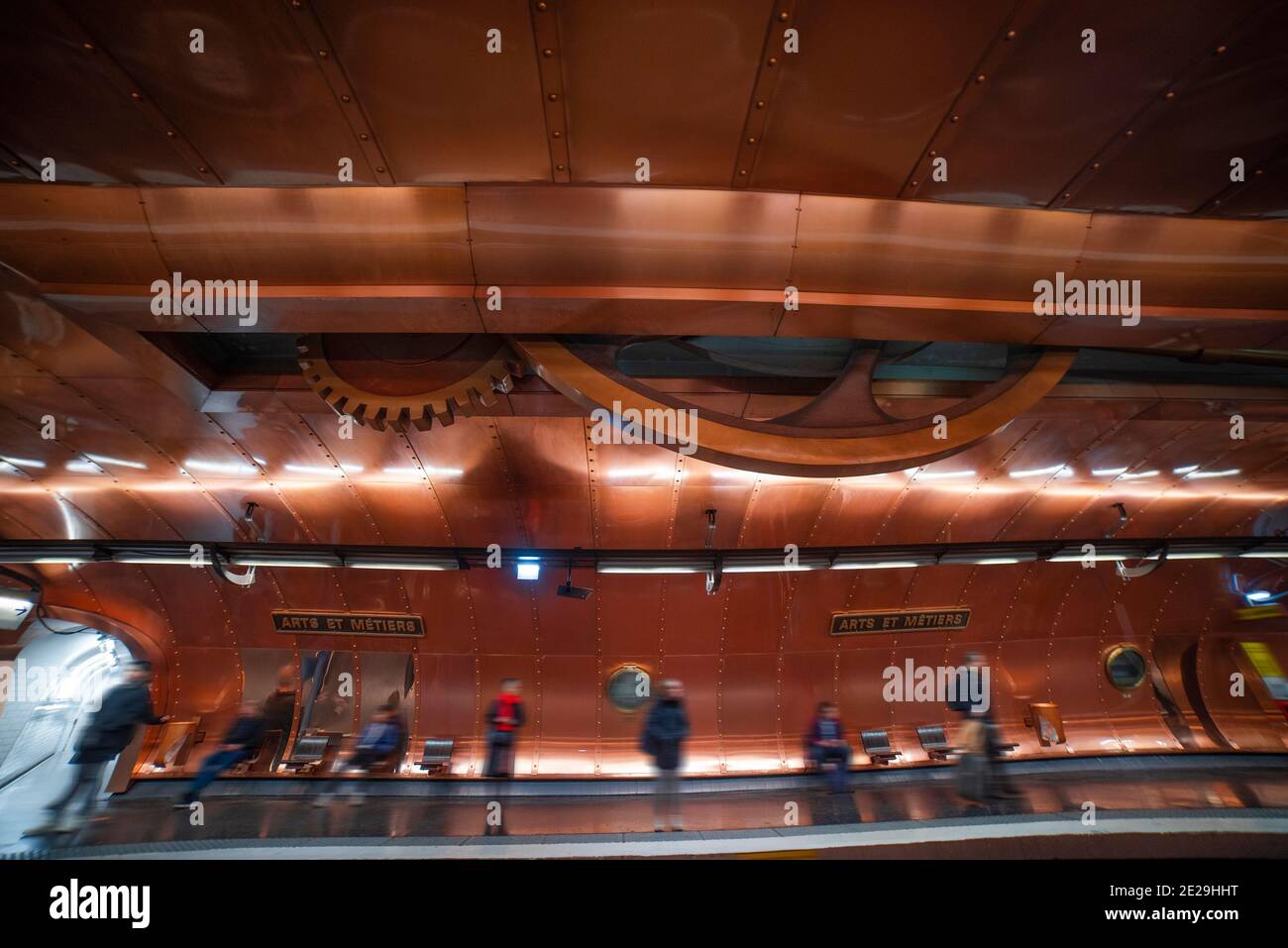 Personnes à la gare dans le métro de Paris. France Banque D'Images