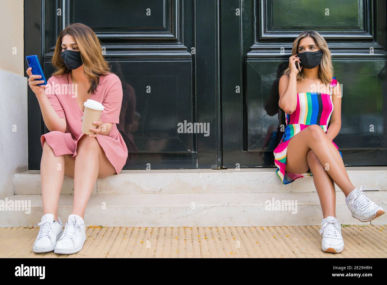 Deux personnes qui restent à distance à l'extérieur. Banque D'Images