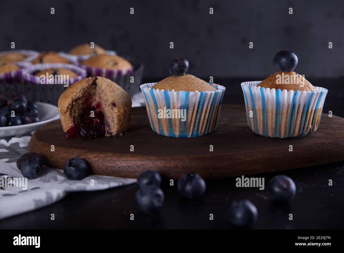 Gros plan sélectif des muffins aux myrtilles sur un bois planche à découper Banque D'Images
