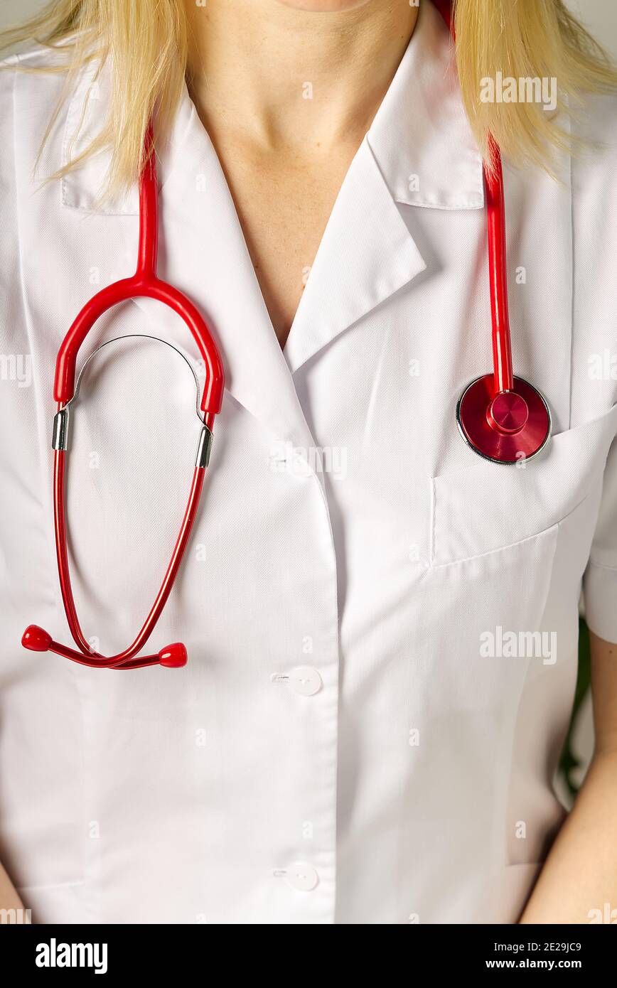 gros plan lumineux du médecin avec stéthoscope rouge. Antécédents médicaux Banque D'Images