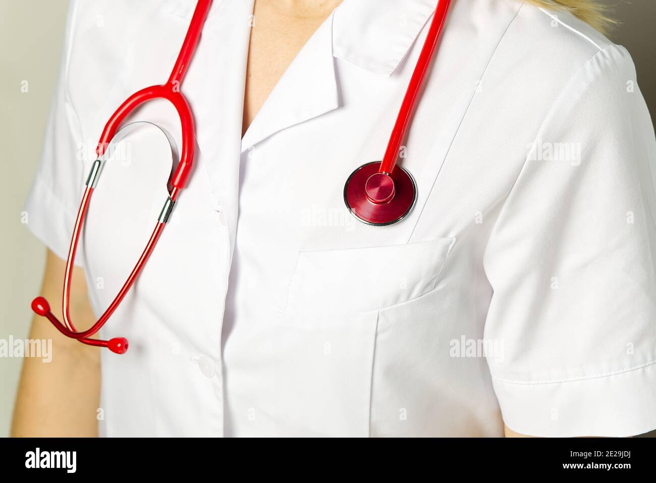 gros plan lumineux du médecin avec stéthoscope rouge. Antécédents médicaux Banque D'Images