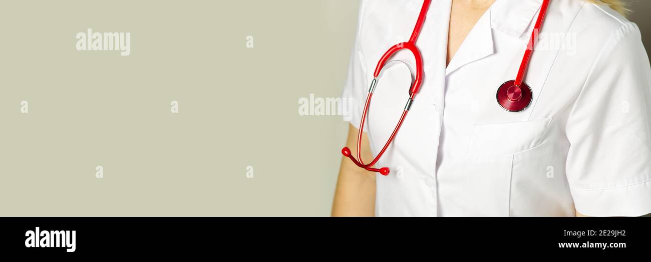 gros plan lumineux du médecin avec stéthoscope rouge. Antécédents médicaux Banque D'Images