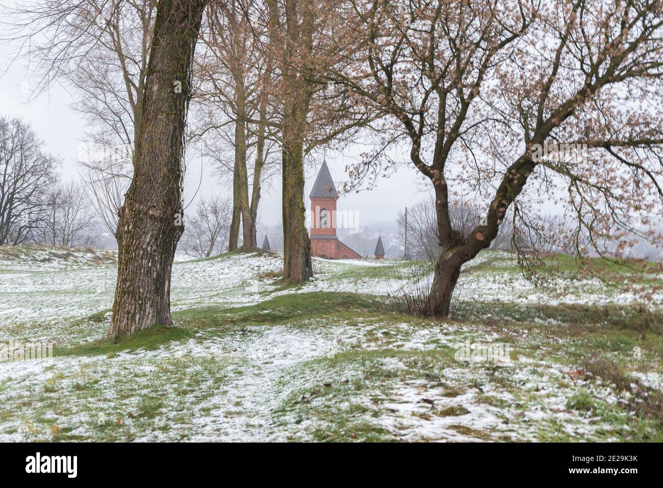La première neige dans la ville de Braslav. Bélarus. Banque D'Images