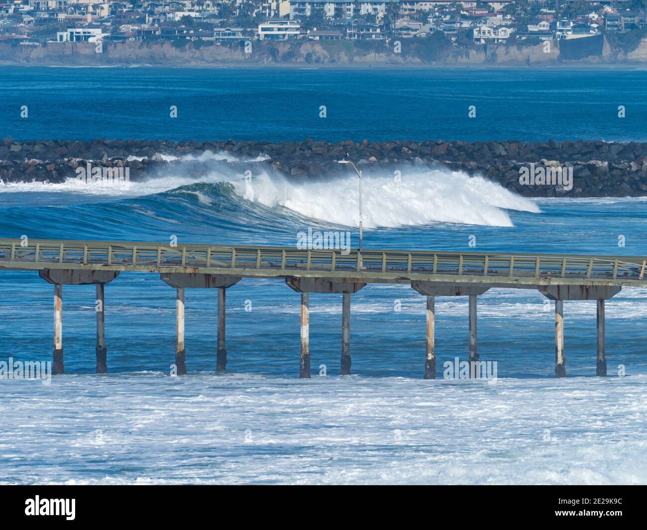 Grandes vagues près de la jetée d'Ocean Beach, San Diego, Californie avec une grande houle en 2021 Banque D'Images