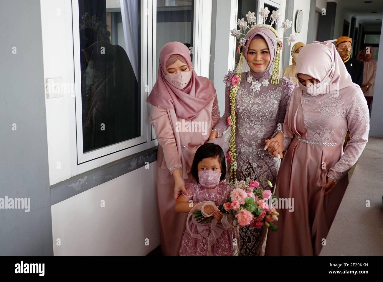 Une mariée musulmane avec sa famille avant la cérémonie de mariage. Banque D'Images