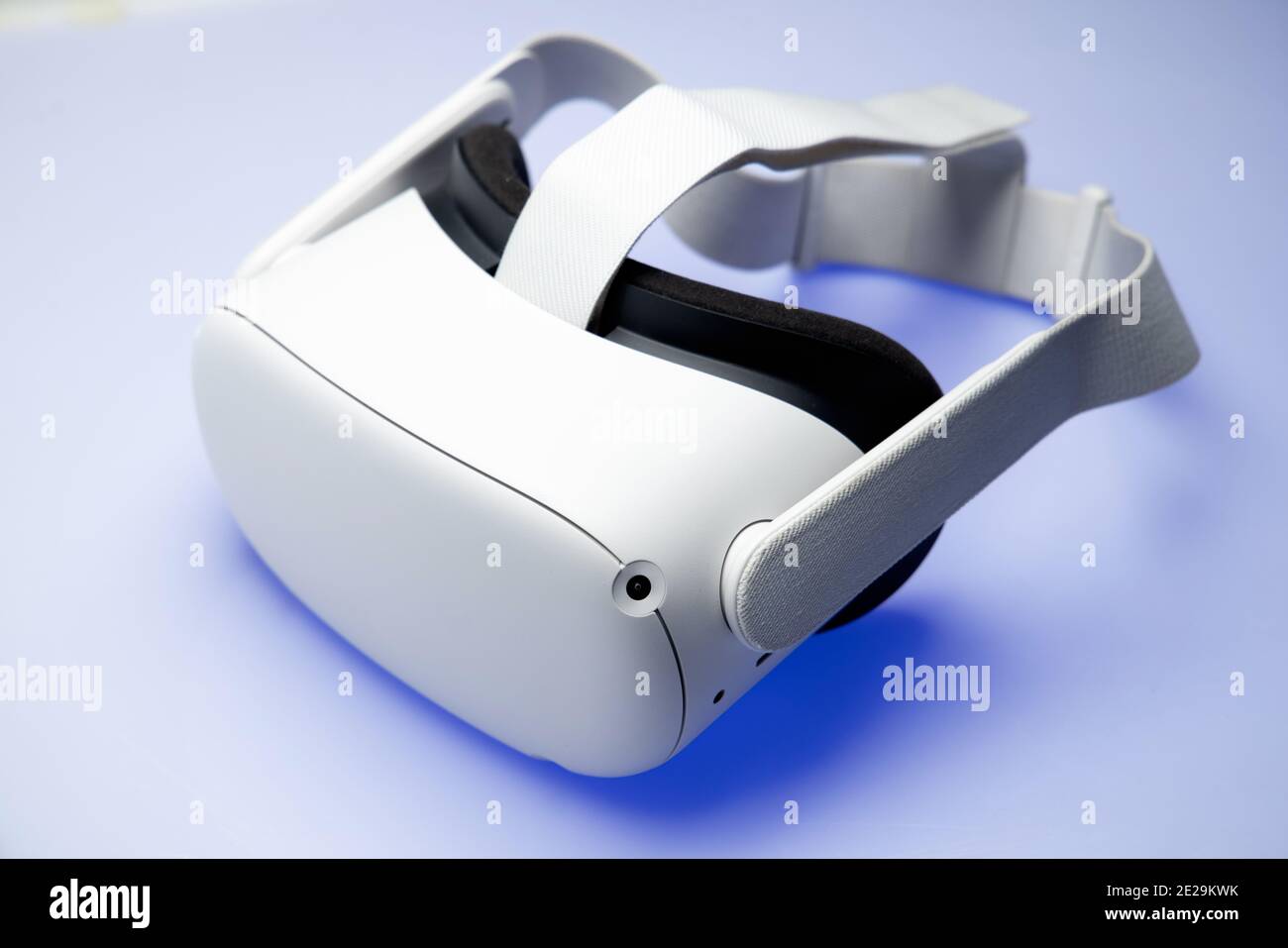 Casque VR blanc nouvelle génération isolé sur fond blanc et doté de lumières futuristes étincelantes. Casque de réalité virtuelle Oculus Quest 2 Banque D'Images
