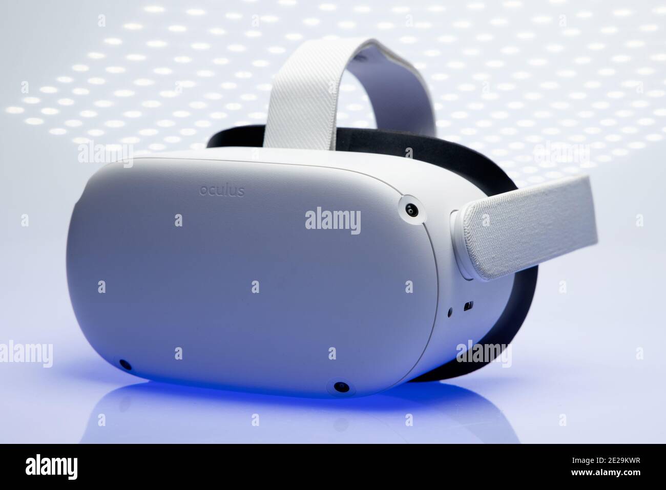 Casque VR blanc nouvelle génération isolé sur fond blanc et doté de  lumières futuristes étincelantes. Casque de réalité virtuelle Oculus Quest  2 Photo Stock - Alamy