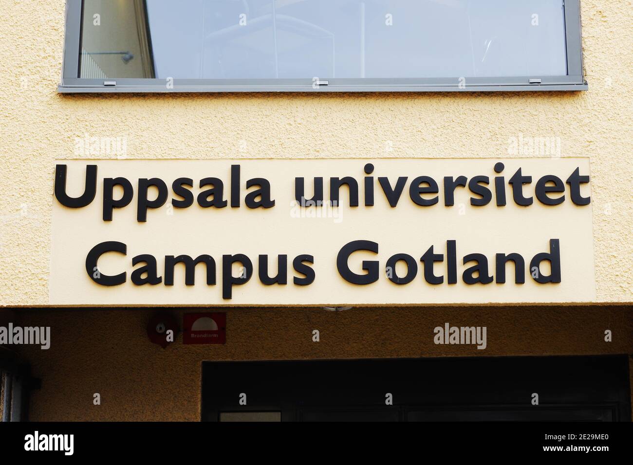 Visby, Gotland - 2 octobre 2020 : panneau au-dessus de l'entrée de l'installation de l'Université d'Uppsala Campus Gotland. Banque D'Images