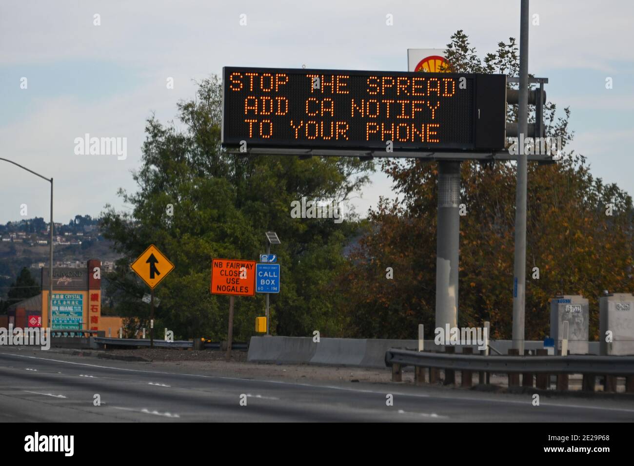 Un panneau de message CalTrans indique “aide sauver des vies Ajouter CA Notify App à votre téléphone”, samedi 2 janvier 2021, à Los Angeles. L'application CA Notify nous Banque D'Images