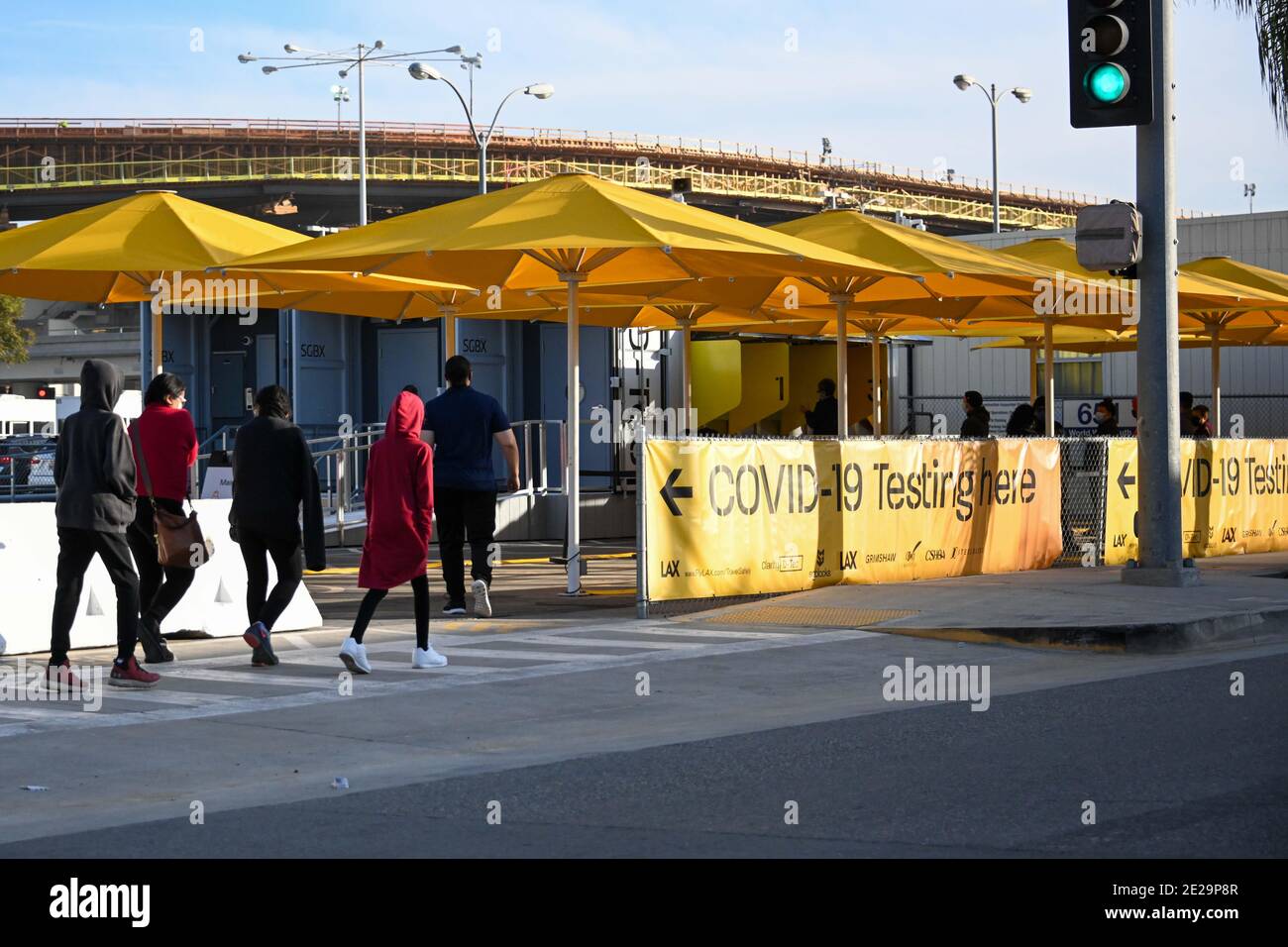 Stations d'essai du coronavirus (COVID-19) à l'aéroport international de Los Angeles, le samedi 2 janvier 2021, à Los Angeles. (Dylan Stewart/image du sport) Banque D'Images