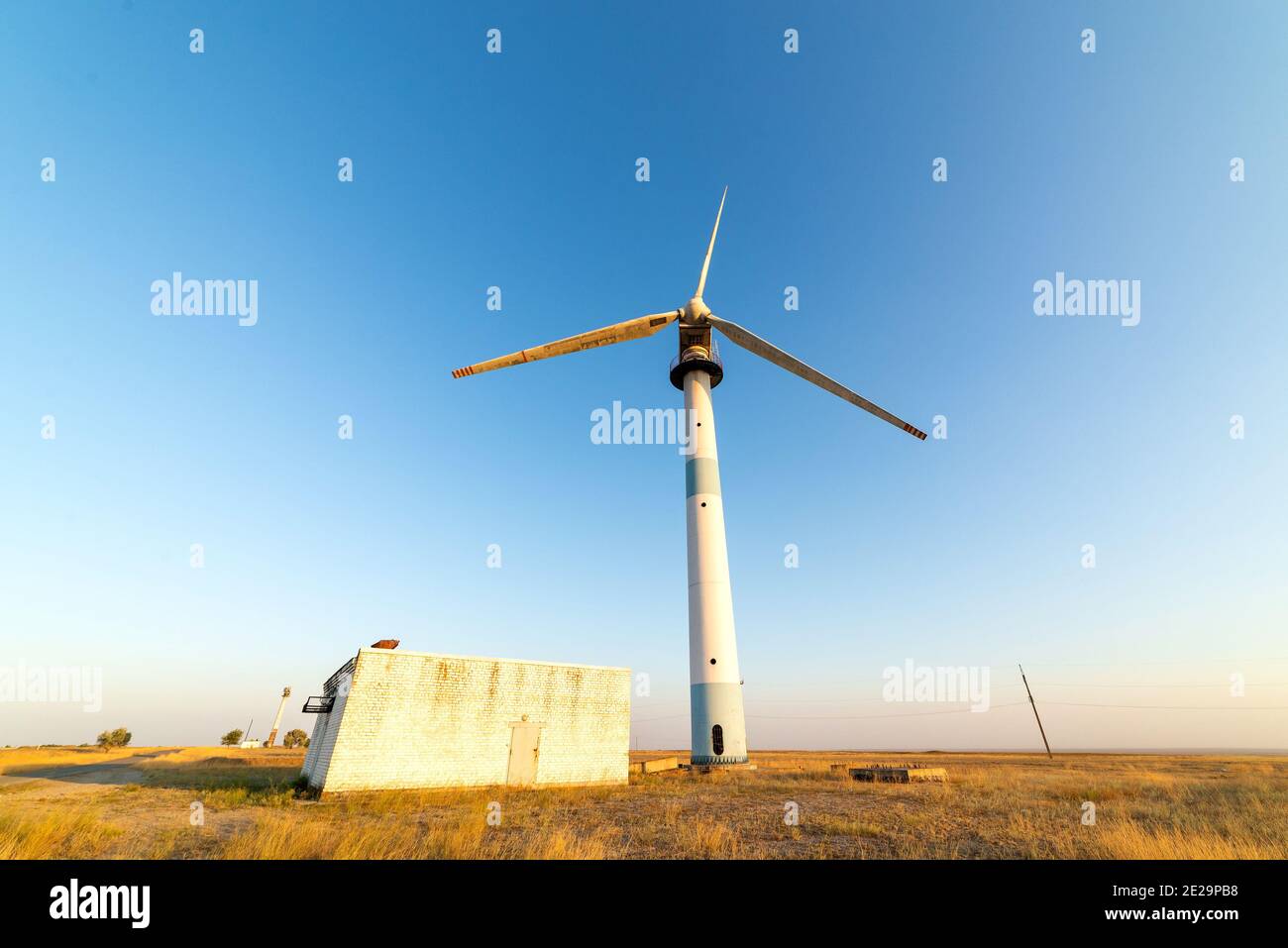 Anciennes éoliennes abandonnées dans le paysage désertique Photo Stock -  Alamy