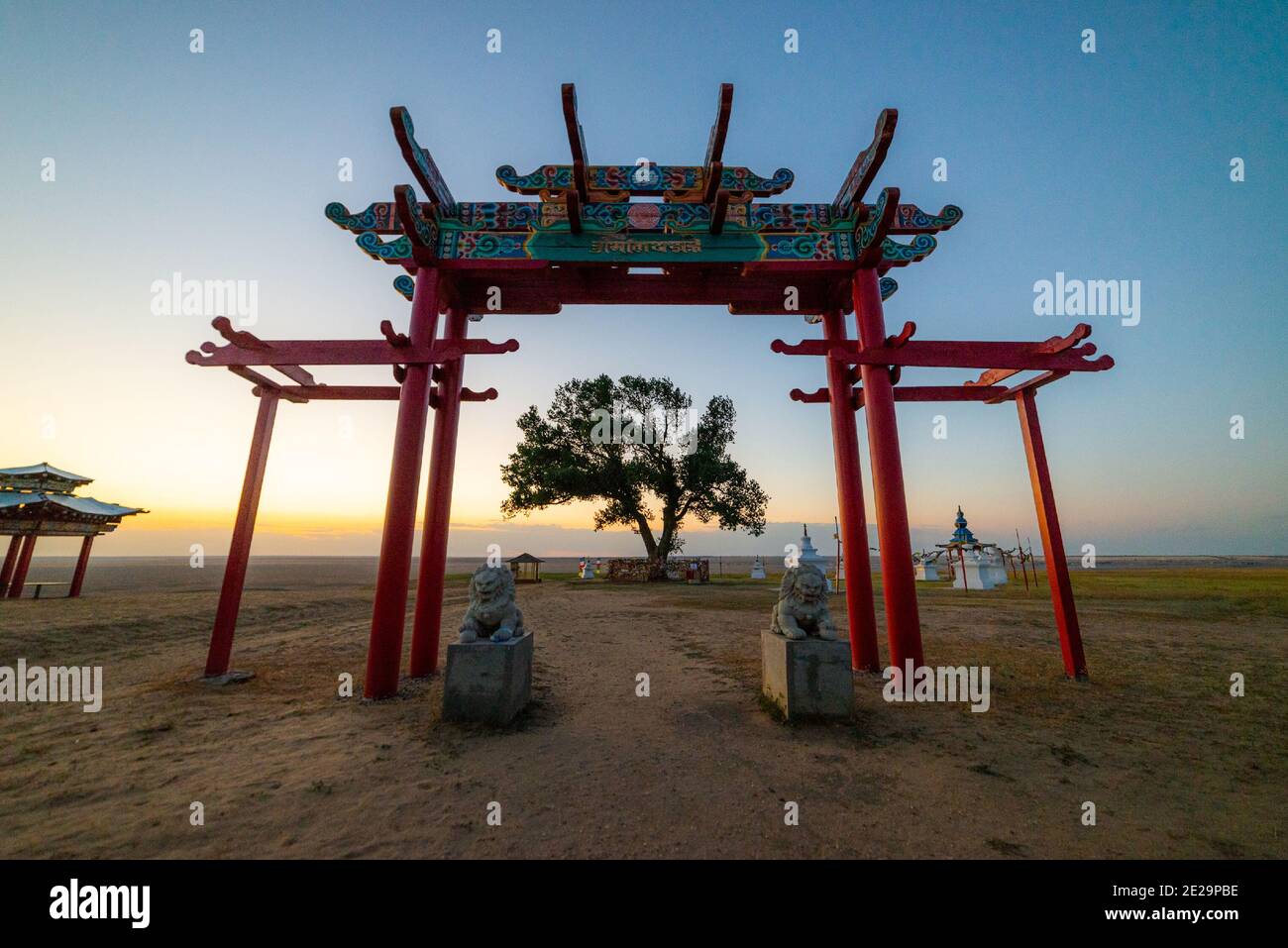 L'arbre sacré de Kalmykia. Silhouette d'une porte ou d'une arche à l'entrée de l'objet culte. Banque D'Images