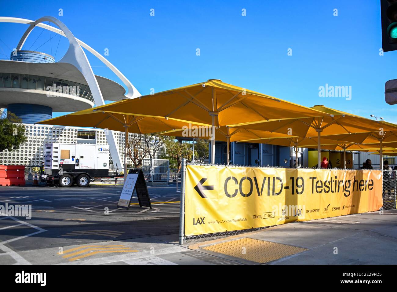 Stations d'essai du coronavirus (COVID-19) à l'aéroport international de Los Angeles, le samedi 2 janvier 2021, à Los Angeles. (Dylan Stewart/image du sport) Banque D'Images