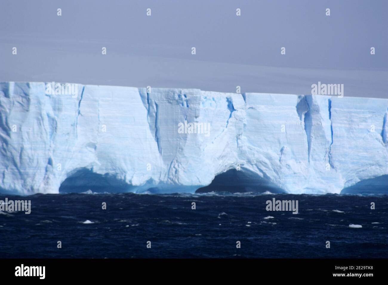 Antarctique, iceberg tabulaire dans le détroit de l'Antarctique, péninsule antarctique Banque D'Images